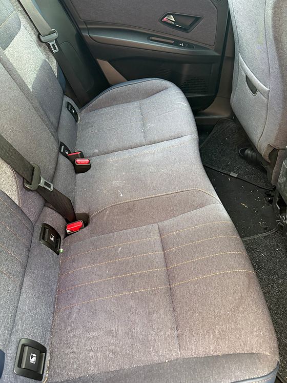 Banquette arrière avant nettoyage, poussière et miettes