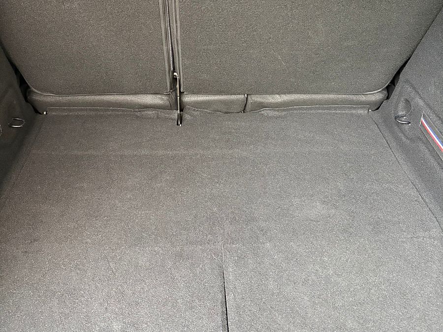 Coffre après nettoyage, moquette propre