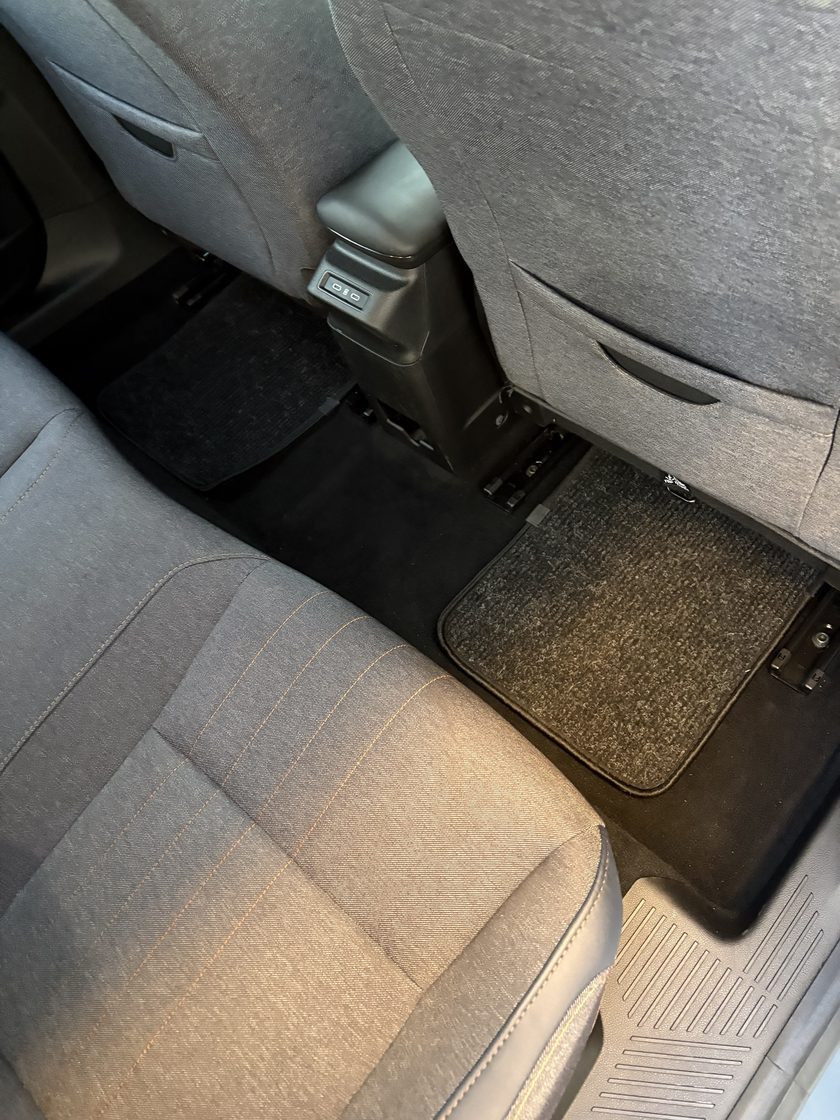 Plancher arrière et tapis après nettoyage, propres